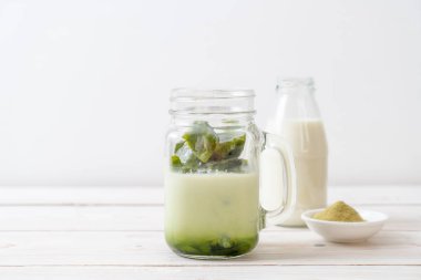 Matcha yeşil çay buzlu cam sütlü