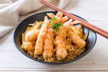 kızarmış karides tempura üzerinde beyaz surat - Japon yemekleri stil tepesinde