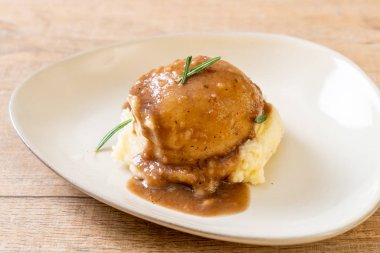 Ev yapımı soslu patates püresi.