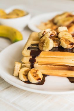 Beyaz plaka üzerinde çikolata ile muz gözleme