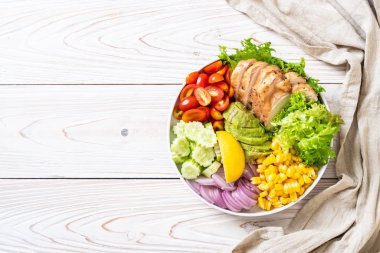 Tavuk göğsü - sağlıklı gıda tarzı ile sağlıklı salata kasesi