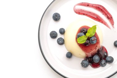 Beyaz arka plan üzerinde izole taze yaban mersini ile yoğurt puding