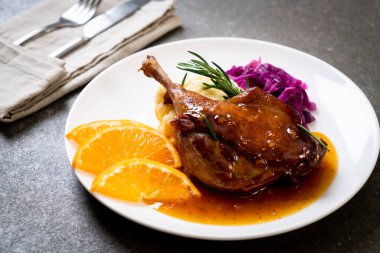 Portakal soslu biftek kızarmış ördek bacak