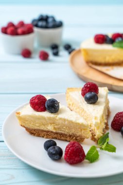 Ev yapımı cheesecake taze ahududu ve yaban mersini ile
