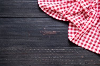 mutfak bezi (peçete) kopya alanı ile ahşap arka plan üzerinde