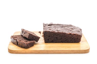 Beyaz arka planda izole çikolatalı kek.