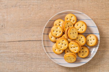 Hindistan cevizli bisküvi ve ananas reçeli.