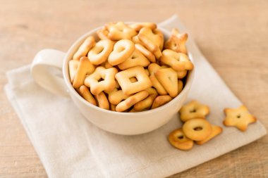 Kahveli bisküvi krakeri.