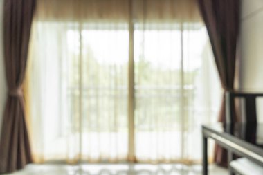 Güneş ışığı ile oturma odasında bulanık perde dekorasyon