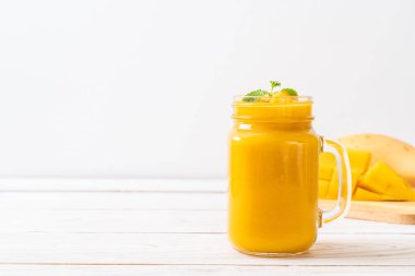 taze mango smoothies - sağlıklı yiyecek ve içecek konsepti