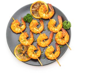 Beyaz arka plan üzerinde izole limon ile ızgara kaplan karides şiş