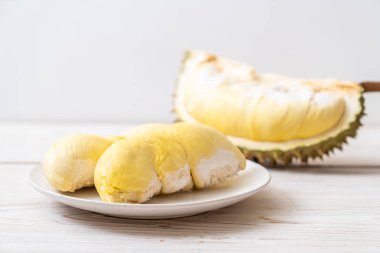 Ahşap zemin üzerinde taze Durian meyvesi