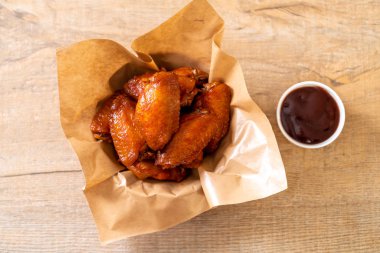 Barbekü tavuk kanadı sosu ile