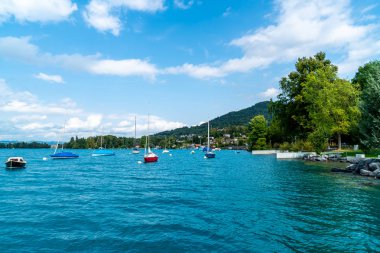 İsviçre dağ ile güzel Thun Gölü