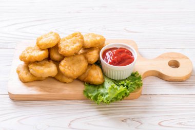 Soslu tavuk nugget, sağlıksız yemek.