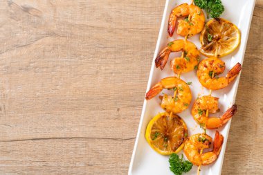 Limon - deniz ürünleri tarzı ile ızgara kaplan karides şiş