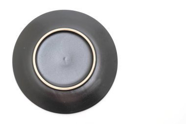 boş siyah plaka ve beyaz arka plan üzerinde izole kase