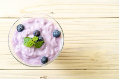Taze yaban mersinli ev yapımı yoğurt