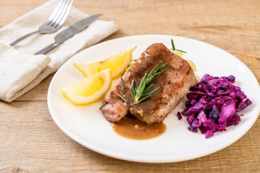 kırmızı lahana ve patates püresi beyaz plaka üzerinde domuz eti biftek