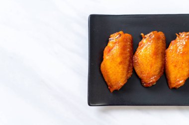 Barbekü tavuk kanadı sosu ile