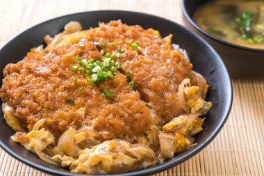 Kızarmış domuz pirzolası kasesi (Katsudon) - Japon yemek tarzı