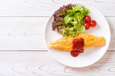 Bir omlet sarma sebzeli aromalı kızarmış pirinç