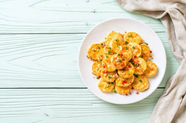 Sahanda yumurta yumuşak tofu sarımsak - sağlıklı, vegan ve sebze gıda tarzı