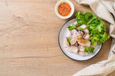 Soslu ve sebzeli haşlanmış balık sosu.