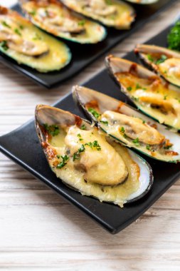 Peynirli taze midye.