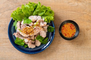 Soslu ve sebzeli haşlanmış balık sosu.