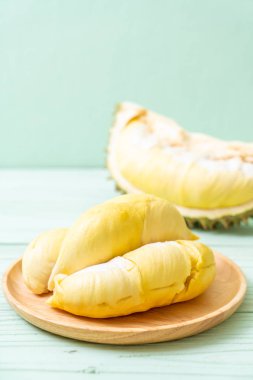 Ahşap zemin üzerinde taze Durian meyvesi