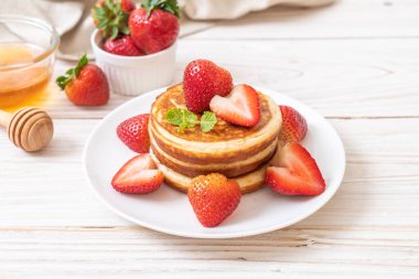 taze çilek ile sufle gözleme