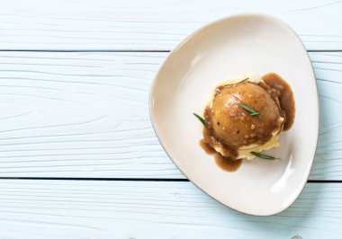 Ev yapımı soslu patates püresi.