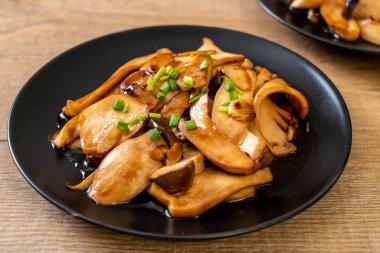 İstiridye soslu kızarmış kral istiridye mantarı. Sağlıklı, vejetaryen ya da vejetaryen yemek tarzı.