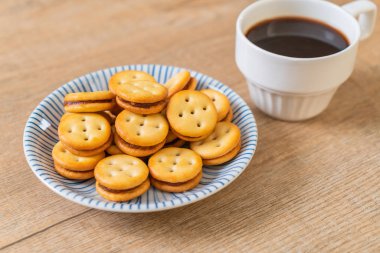 Hindistan cevizli bisküvi ve ananas reçeli.