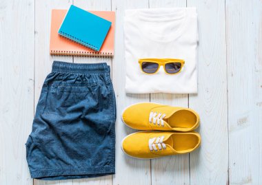 Gezgin, yaz tatili ahşap arka plan üzerinde erkek casual kıyafetler