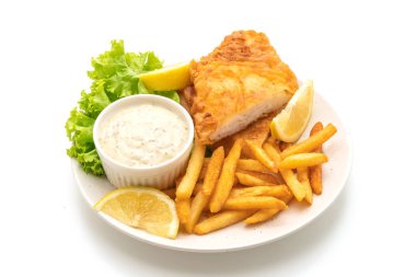 Beyaz arkaplanda balık ve cips izole