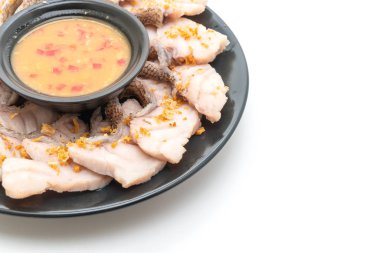 Haşlanmış balık daldırma soslu beyaz arka plan üzerinde izole