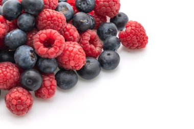 Taze ahududu ve beyaz arka plan üzerinde izole taze yaban mersini