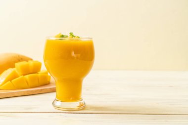 taze mango smoothies - sağlıklı yiyecek ve içecek konsepti