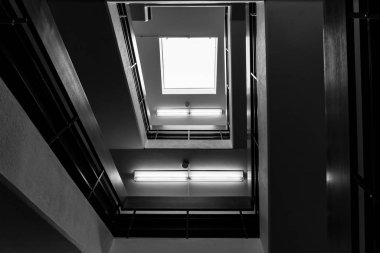 Siyah ve beyaz ses tonuyla kare merdiven paterni