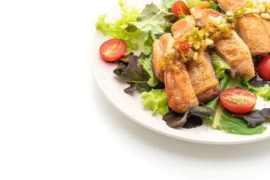 Beyaz arka plan üzerinde izole salata sebzeli ızgara tavuk