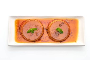 Ev yapımı karamel kremalı puding beyaz arka plan üzerinde izole