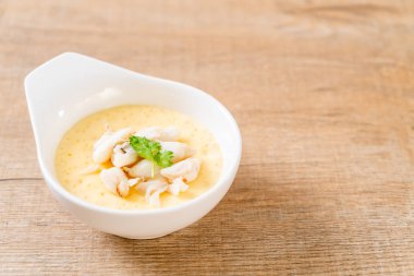 Çiğ yengeçli haşlanmış yumurta.