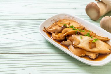 İstiridye soslu kızarmış kral istiridye mantarı. Sağlıklı, vejetaryen ya da vejetaryen yemek tarzı.