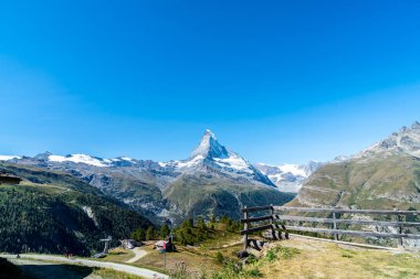 İsviçre, Zermatt 'taki Matterhorn zirvesi manzaralı güzel bir dağ manzarası..