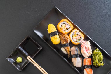 Suşi ve maki set roll - Japon gıda tarzı