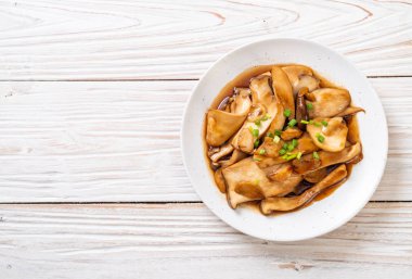 İstiridye soslu kızarmış kral istiridye mantarı. Sağlıklı, vejetaryen ya da vejetaryen yemek tarzı.