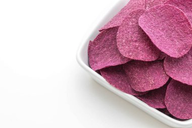 Beyaz arka planda izole edilmiş tatlı patates cipsi