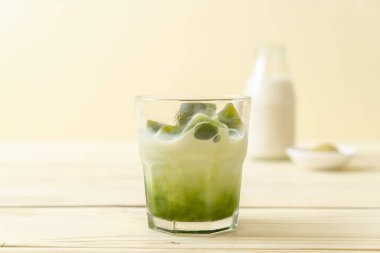 Matcha yeşil çay buzlu cam sütlü
